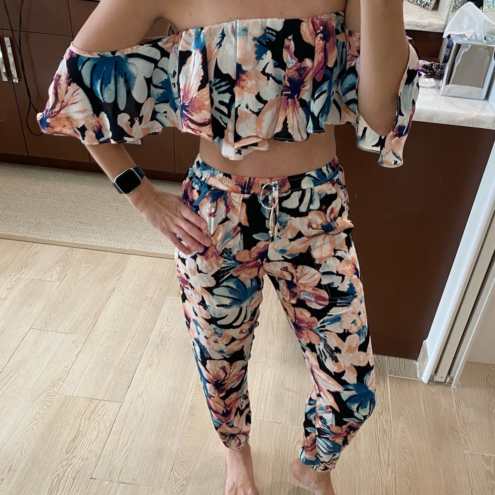 Beautiful Olivaceaous Set- New Without Tags - image 3